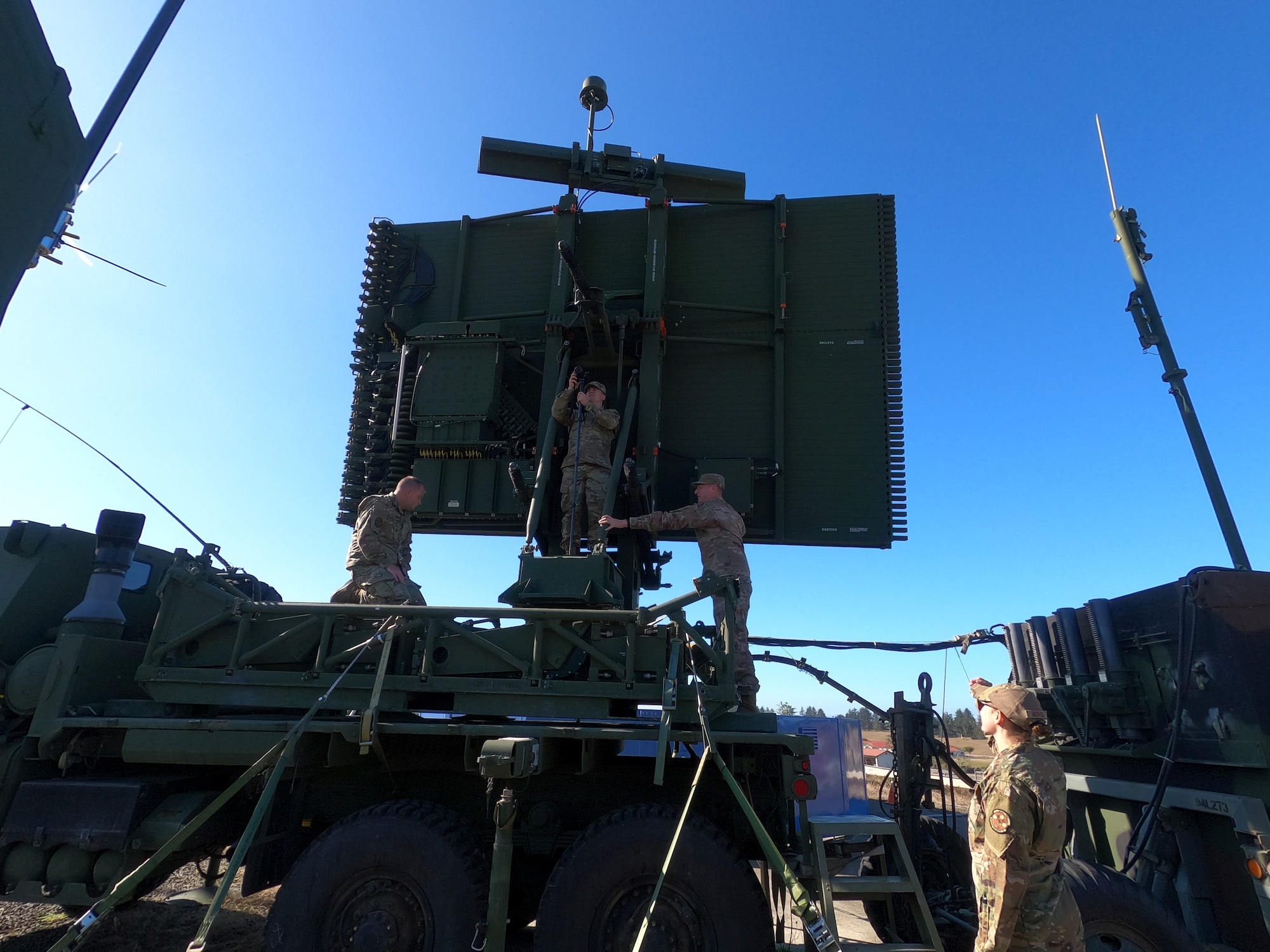 photo of U.S Airmen working on TPS-75 radar