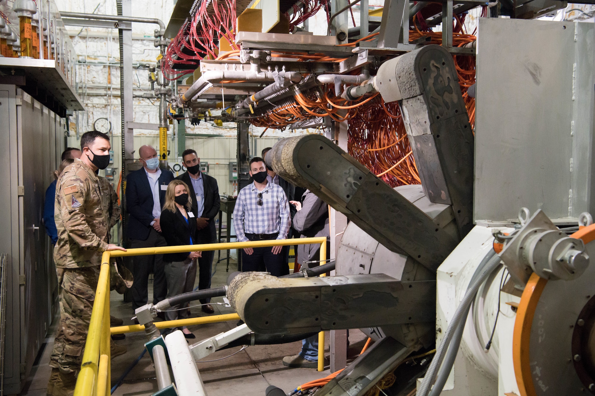 Group looking model positioning system of an arc jet test cell