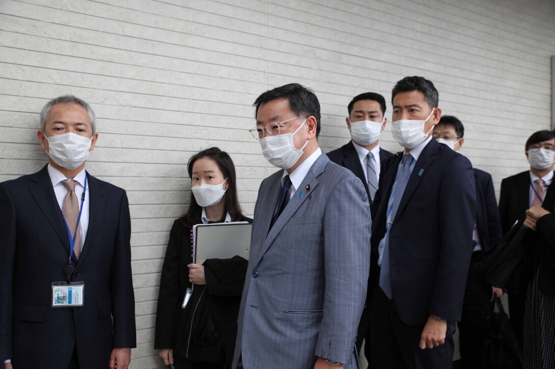 松野博一官房長官が雨の中、沖縄県名護市辺野古にあるアメリカ海兵隊基地キャンプ・シュワブを視察に訪れました。現地では、在日米海兵隊のすべての基地や施設を統轄する米海兵隊太平洋基地の司令官、ウィリアム・バワーズ少将から歓迎のあいさつを迎えられました。２０２２年４月３日