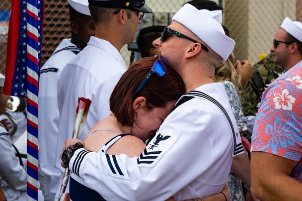 Fire Control Technician 1st Class Chris Chapman, from Mililani, Hawaii, assigned to the Virginia-class fast-attack submarine USS Missouri (SSN 780) reunites with his wife after the boat returns to Joint Base Pearl Harbor-Hickam from deployment in the 7th Fleet area of responsibility.
