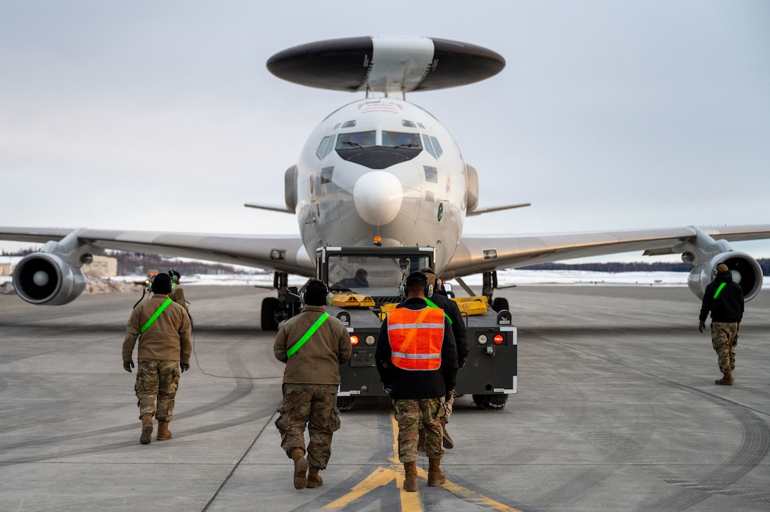 962nd Aircraft Maintenance Unit preps E-3 Sentry for takeoff