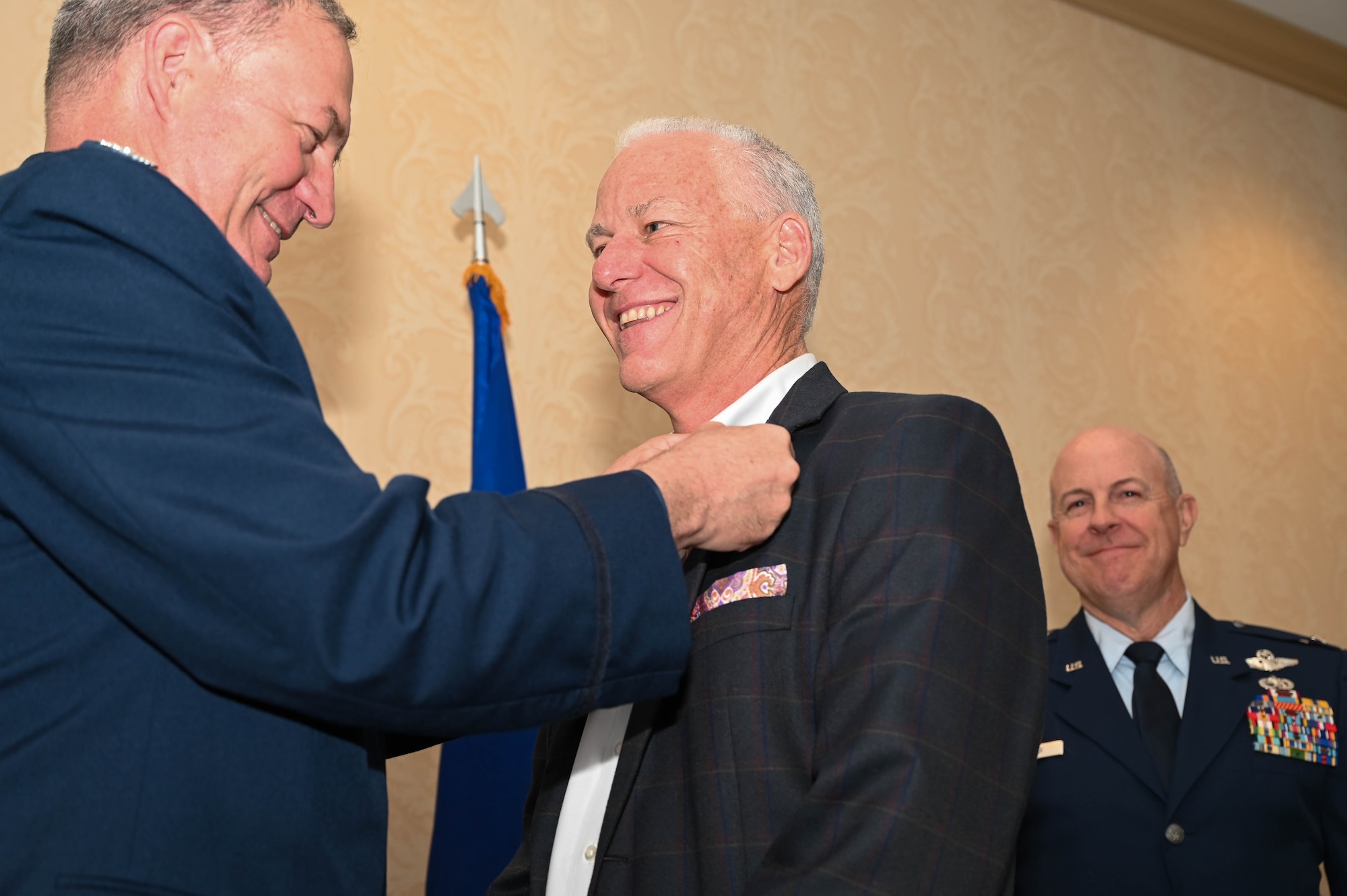 Tim Handren, City of Boerne mayor, receives an Air Force commander’s insignia pin from Col. Terry McClain, 433rd Airlift Wing commander, during the Honorary Commanders’ induction ceremony in San Antonio, April 2, 2022. The intent of the 433rd AW Honorary Commanders Program is to foster friendship between local and military communities. (U.S. Air Force photo by Airman 1st Class Mark Colmenares)