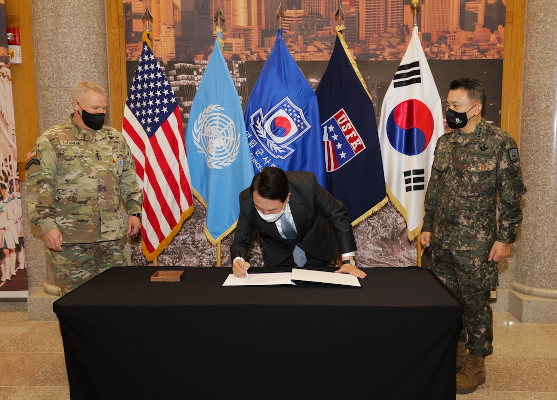 Republic of Korea President-elect Yoon, Suk-yeol signs a guest book accompanied by Gen. Paul J. LaCamera, United Nations Command, Combined Forces Command, U.S. Forces Korea Commander, and ROK Gen. Kim, Seung-kyum, CFC Deputy Commander at Camp Humphreys, Republic of Korea, April 7, 2022. President-elect Yoon visited Humphreys to receive an overview of UNC/CFC/USFK’s ironclad commitment to strengthening the US-ROK Alliance and providing a strong robust combined defense posture to maintaining peace, security, and stability of the Korean peninsula. (U.S. Army photo by Staff Sgt. Kris Bonet)