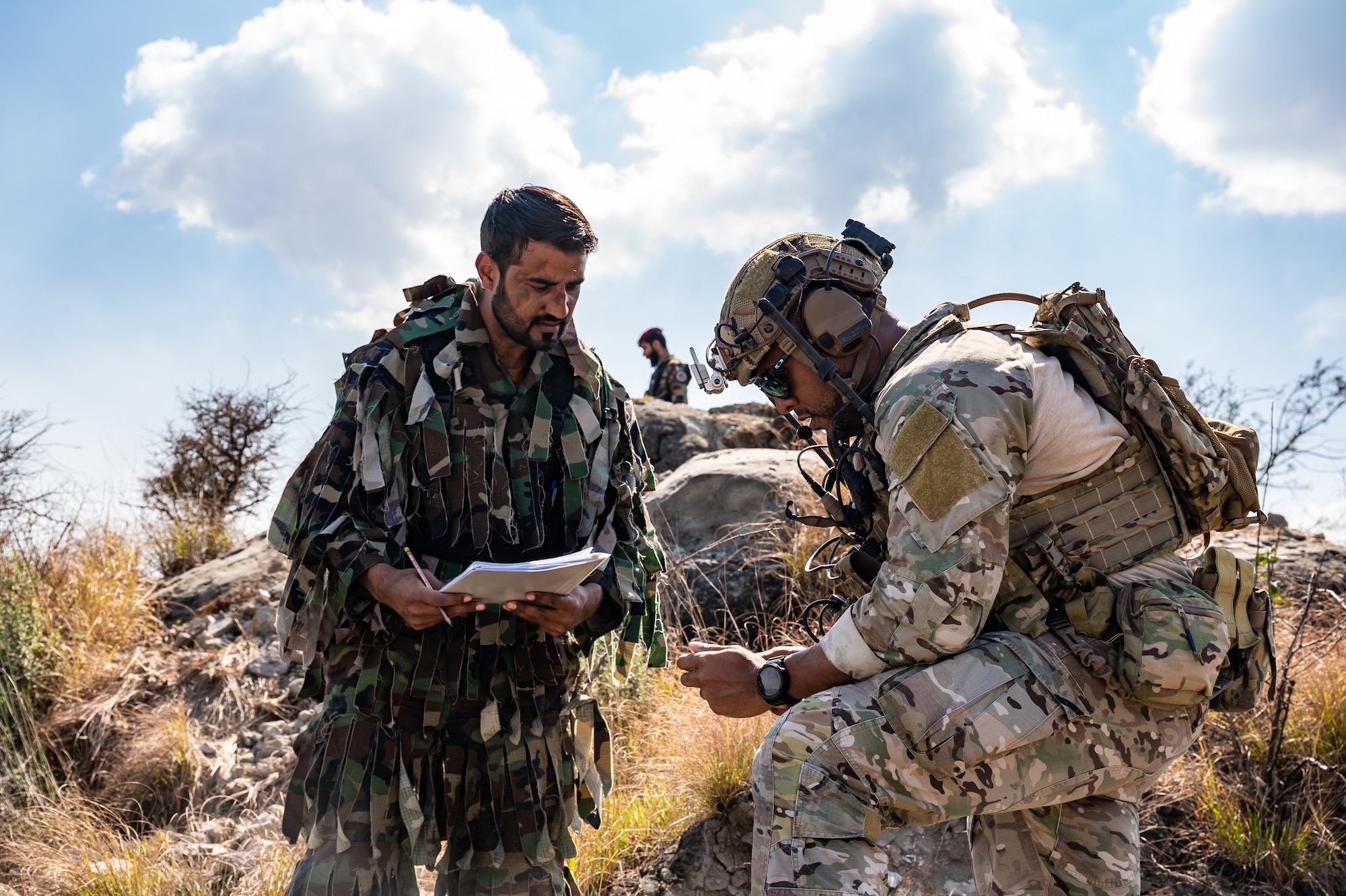 Tech. Sgt. Brandon Tatum, Air Warfare Center chief of joint terminal attack control training, works with Pakistan commandos to locate and coordinate various targets of opportunity during a training scenario at a Pakistan military range March 1, 2022. The partner nation training was conducted as part of Falcon Talon 2022, an Agile Combat Employment operation and the first bilateral training event between the U.S. and Pakistan since 2019. (U.S. Air Force photo by Master Sgt. Christopher Parr)