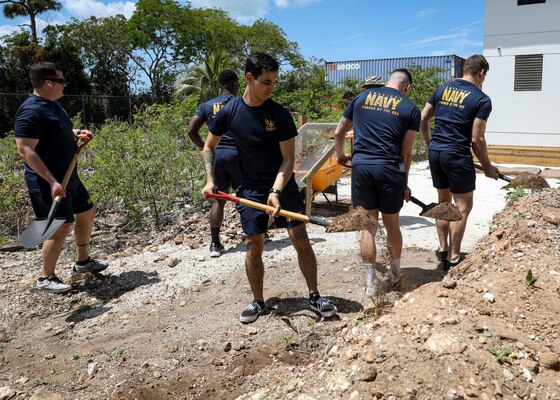 NASSAU, The Bahamas (April 3, 2022) – Sailors assigned to the Arleigh Burke-class guided-missile destroyer USS Porter (DDG 78) volunteer at The Bahamas Red Cross center to help in their Community Resilience and Food Security Pilot Program, April 3. Porter, forward-deployed to Rota, Spain, is currently in the U.S. 2nd Fleet area of operations to conduct routine certifications and training. (U.S. Navy photo by Mass Communication Specialist 1st Class Eric Coffer/Released)