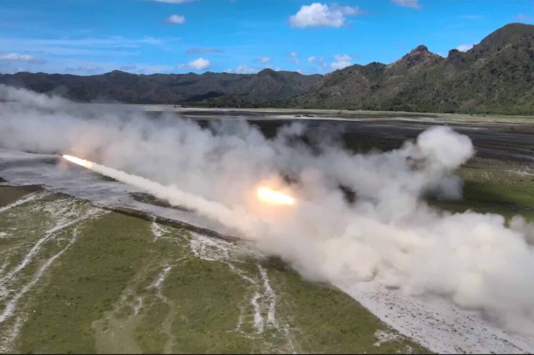 アメリカ軍とフィリピン軍が３月３１日、フィリピンにある空軍基地で行った合同軍事演習でHIMARS(高機動ロケット砲システム)を使った実射訓練の様子です。