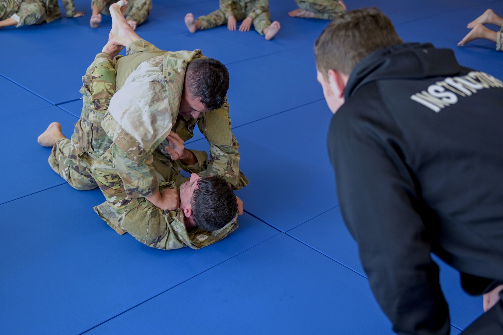 U.S. Air Force Staff Sgt. Roberto Escabi, a Security Forces journeyman, with the 156th Security Forces Squadron, establishes the guard position against Staff Sgt. Bryan Blakeley, an aircraft loadmaster, with the 156th Contingency Response Squadron, March 17, 2022 at Muñiz Air National Guard Base, Puerto Rico. The 22 Airmen that participated in the Air Force Combatives Program felt the physical demand that’s experienced during a one-on-one combat scenario. (U.S. Air National Guard photo by Master Sgt. Rafael D. Rosa)