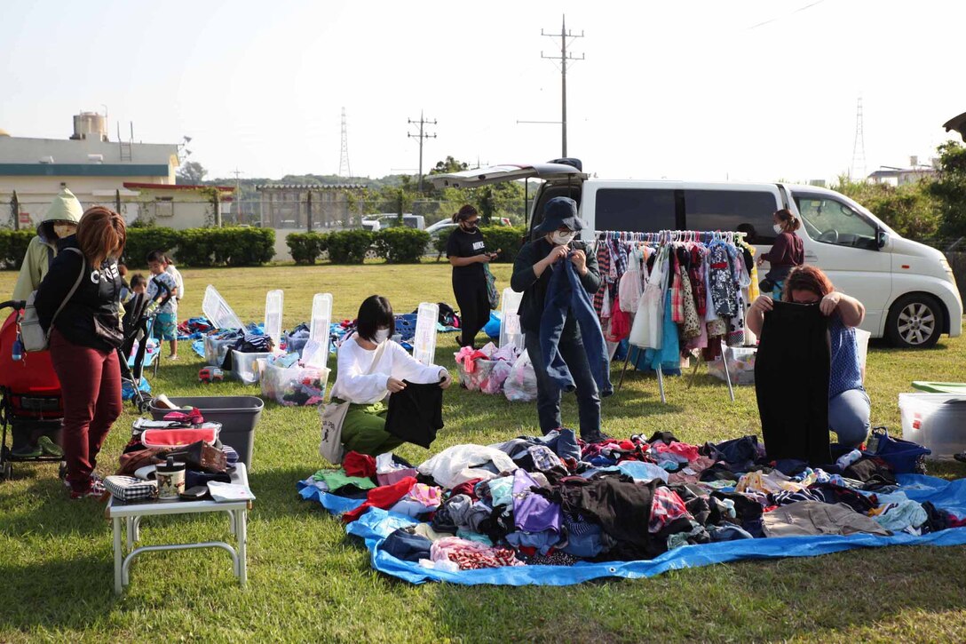 沖縄県うるま市にあるアメリカ海兵隊基地キャンプ・コートニーで、２年ぶり近くになるフリーマーケットが４月９日と１０日の週末、久々に行われ、多くの地元住民が足を運びました。