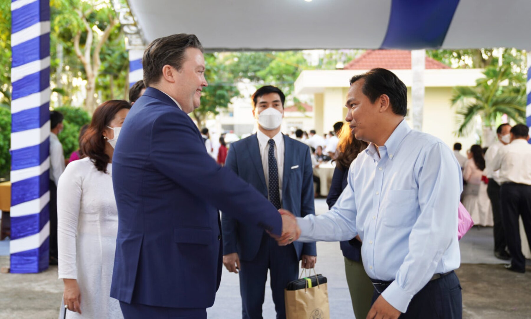 Ambassador Knapper Takes First Official Visit to Can Tho, Mekong Delta ...