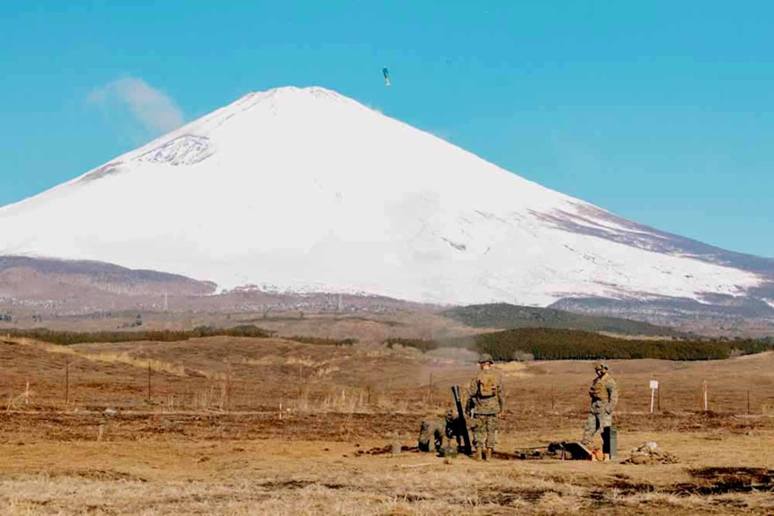 第３１海兵遠征部隊の上陸大隊がキャンプ富士の訓練場で、81㎜迫撃砲の実射訓練を行いました。水陸機動団と行う訓練は、日本の防衛のためにの日米両軍の関係強化と相互運用性を高めるために行われます。