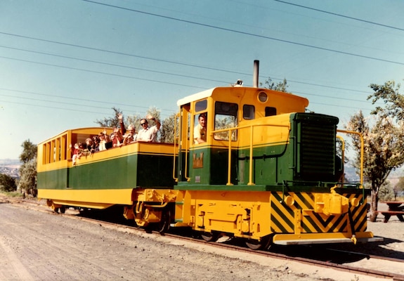 Th e 1973-1975 version of The Dalles Dam Tour Train consisted of a 25-ton General Electric locomotive and partially-enclosed passenger car painted a matching green and yellow.