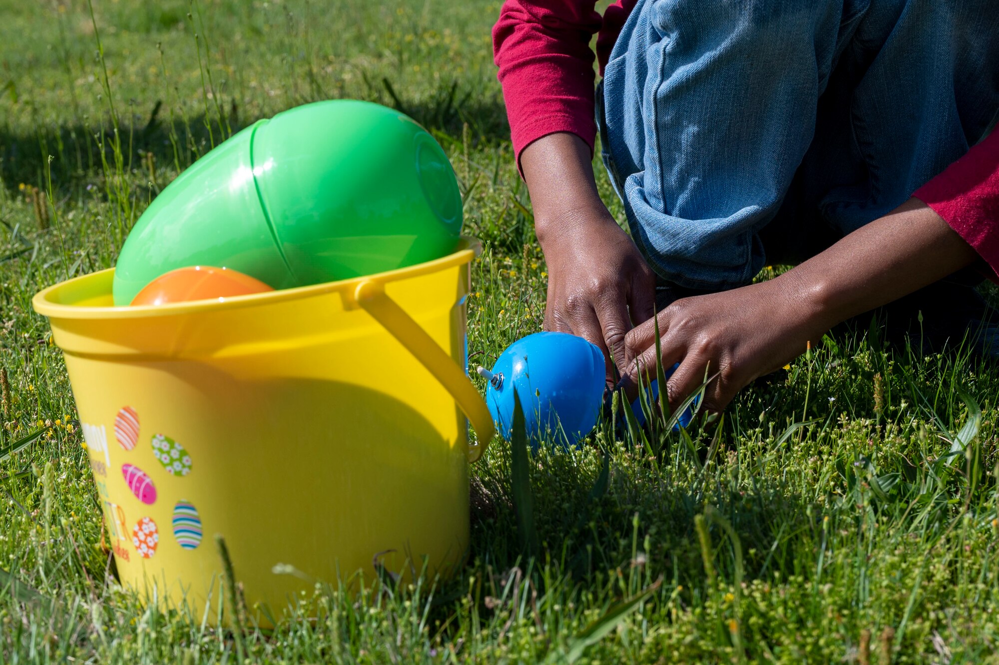 A student from the Arkansas School for the Blind and Visually Impaired feels the contents of an Easter egg during an egg hunt