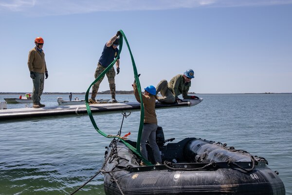 Sailors prepare to lift a portion of Airborne Command and Control Squadron (VAW) 120 E-2D Hawkeye aircraft during the salvage and recovery of the aircraft wreckage in Chincoteague Bay, Va.