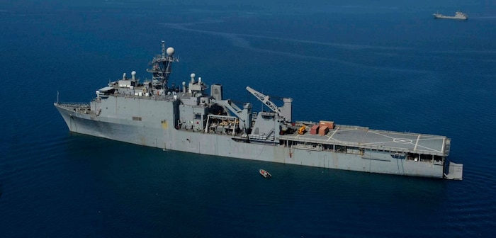 The Whidbey Island-class amphibious dock landing ship USS Gunston Hall (LSD 44), assigned to the Kearsarge Amphibious Ready Group (ARG) and 22nd Marine Expeditionary Unit (MEU), operates in the Atlantic Ocean.