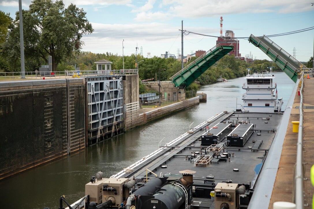 A tow enters the lock chamber from downstream at Brandon Road Lock and Dam in Joliet, Illinois.