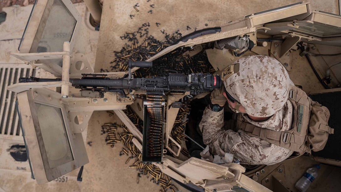 対戦車小隊に配属しているアメリカ海兵隊員が射撃訓練場でM240Bマシンガンを使って狙い撃ち。