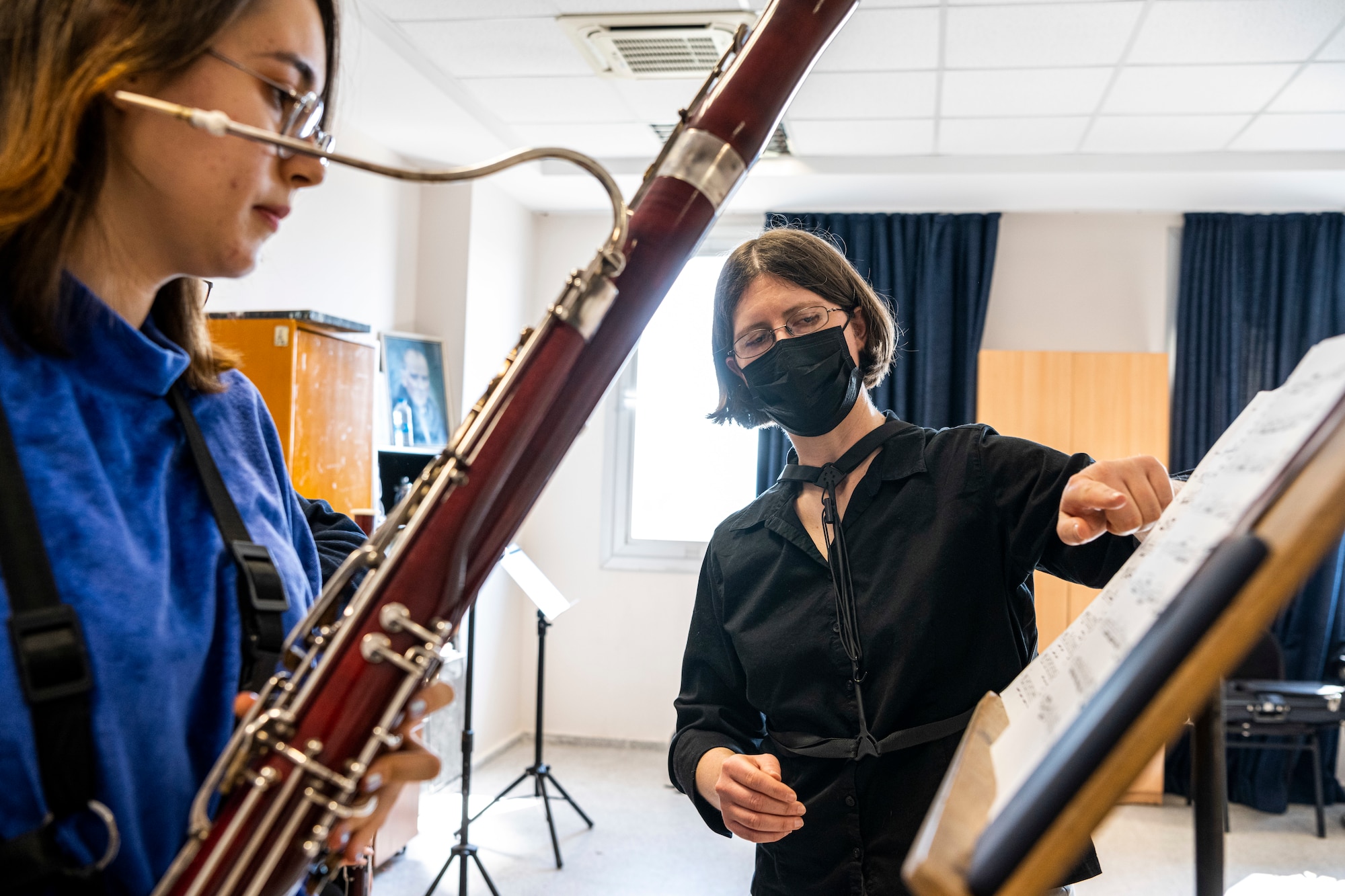 U.S. Air Force Tech. Sgt. Sarah Garing (right), a bassoonist for the Winds Aloft U.S. Air Forces in Europe Woodwind Quintet, conducts a master class with students from the Dokuz Eylül University Conservatory in Izmir, Turkey, March 21, 2022. Winds Aloft traveled to several cities and military installations in Turkey March 16-27 to commemorate the 70th anniversary of Turkey’s accession to NATO and showcase the U.S. commitment to NATO allies as well as security and peace in the Black Sea region. (U.S. Air Force photo by Staff Sgt. Jacob Derry)