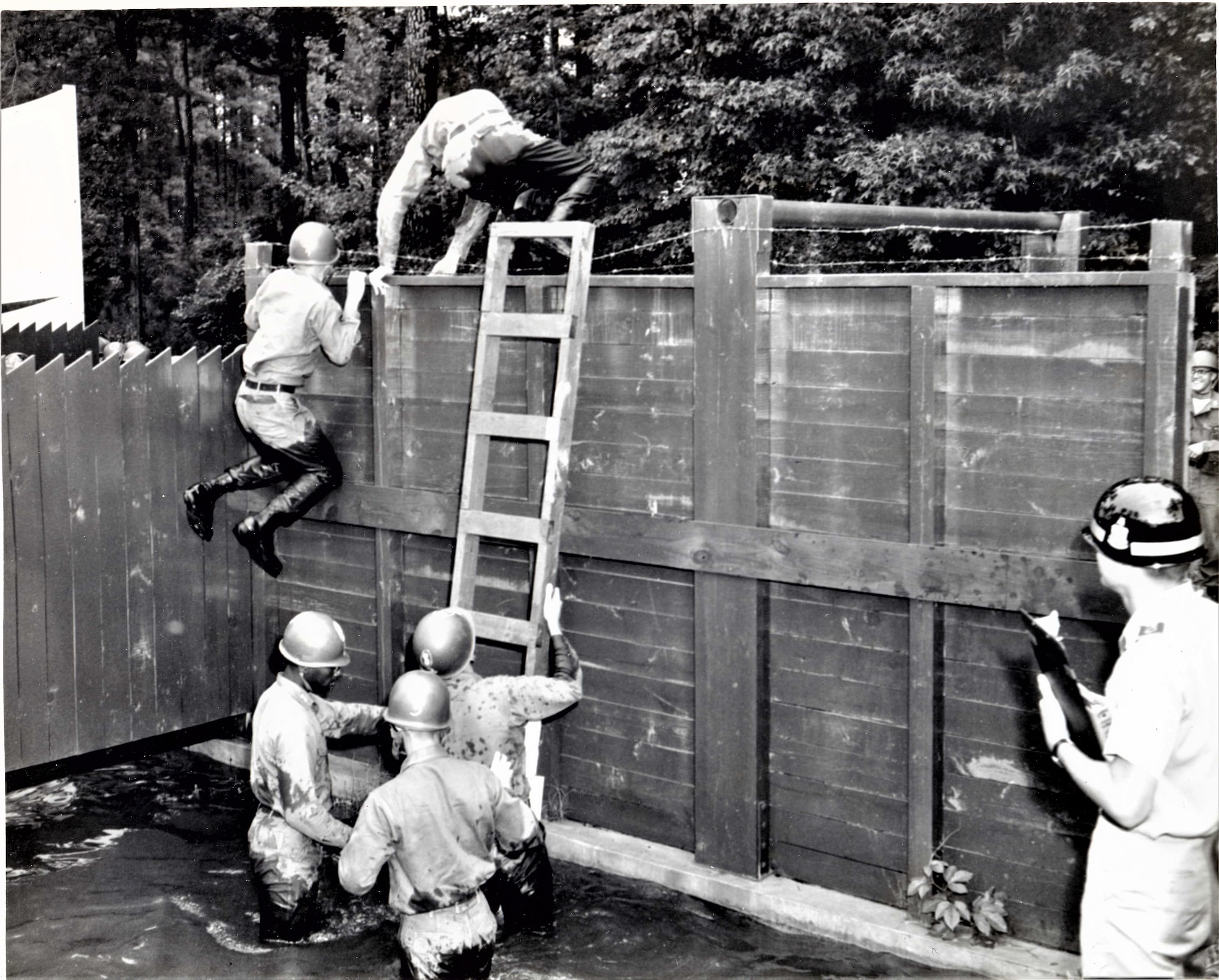 Soldiers participate in an obstacle course.