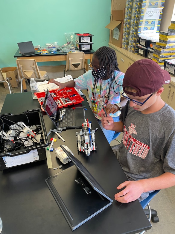 Students at the 2021 GEMS II Forward Center camp learn about various STEM topics, including robotics. (U.S. Army Corps of Engineers photo)