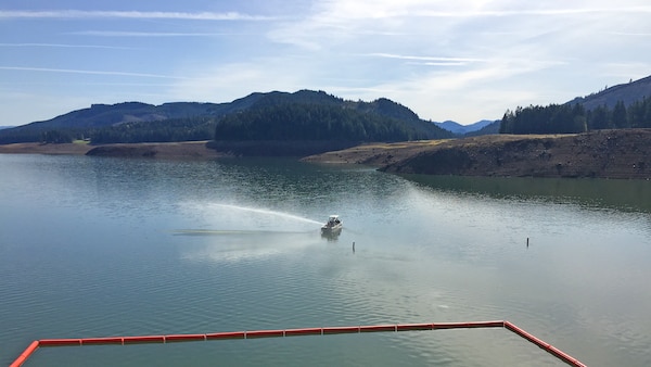 A boat travels on a lake on a sunny spring day.