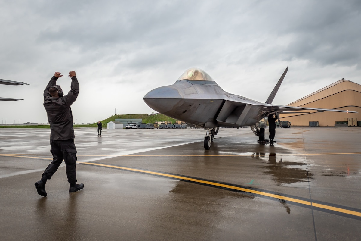 A U.S. Air Force pilot guides his F-22 Raptor to a parking spot on the flight line of the Kentucky Air National Guard Base in Louisville, Ky., April 21, 2022. The two-ship Raptor Demonstration Teamwill be among the highlights of this year’s Thunder Over Louisville air show, to be held on the banks of the Ohio River in downtown Louisville on April 23. The event, which celebrates the 75th anniversary of the United States Air Force, is slated to feature more than 30 military and civilian aircraft, including the B-2 Spirit, C-17 Globemaster III, CV-22 Osprey, CH-53 Sea Stallion, F-16 Viper and UH-60 Blackhawk, in addition to eight historic warbirds like the B-24 Liberator, B-29 Superfortress and P-51 Mustang. (U.S. Air National Guard photo by Dale Greer)