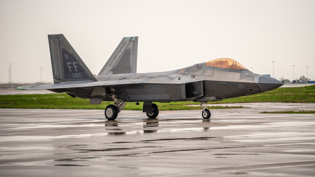 A U.S. Air Force pilot guides his F-22 Raptor to a parking spot on the flight line of the Kentucky Air National Guard Base in Louisville, Ky., April 21, 2022. The two-ship Raptor Demonstration Team
will be among the highlights of this year’s Thunder Over Louisville air show, to be held on the banks of the Ohio River in downtown Louisville on April 23. The event, which celebrates the 75th anniversary of the United States Air Force, is slated to feature more than 30 military and civilian aircraft, including the B-2 Spirit, C-17 Globemaster III, CV-22 Osprey, CH-53 Sea Stallion, F-16 Viper and UH-60 Blackhawk, in addition to eight historic warbirds like the B-24 Liberator, B-29 Superfortress and P-51 Mustang. (U.S. Air National Guard photo by Dale Greer)