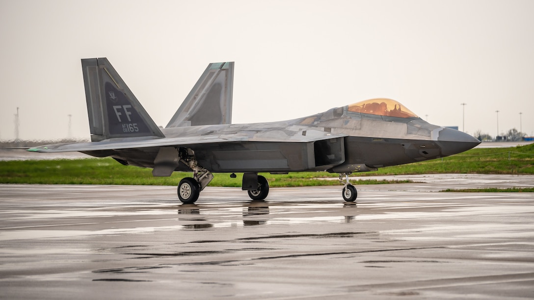 A U.S. Air Force pilot guides his F-22 Raptor to a parking spot on the flight line of the Kentucky Air National Guard Base in Louisville, Ky., April 21, 2022. The two-ship Raptor Demonstration Team
will be among the highlights of this year’s Thunder Over Louisville air show, to be held on the banks of the Ohio River in downtown Louisville on April 23. The event, which celebrates the 75th anniversary of the United States Air Force, is slated to feature more than 30 military and civilian aircraft, including the B-2 Spirit, C-17 Globemaster III, CV-22 Osprey, CH-53 Sea Stallion, F-16 Viper and UH-60 Blackhawk, in addition to eight historic warbirds like the B-24 Liberator, B-29 Superfortress and P-51 Mustang. (U.S. Air National Guard photo by Dale Greer)