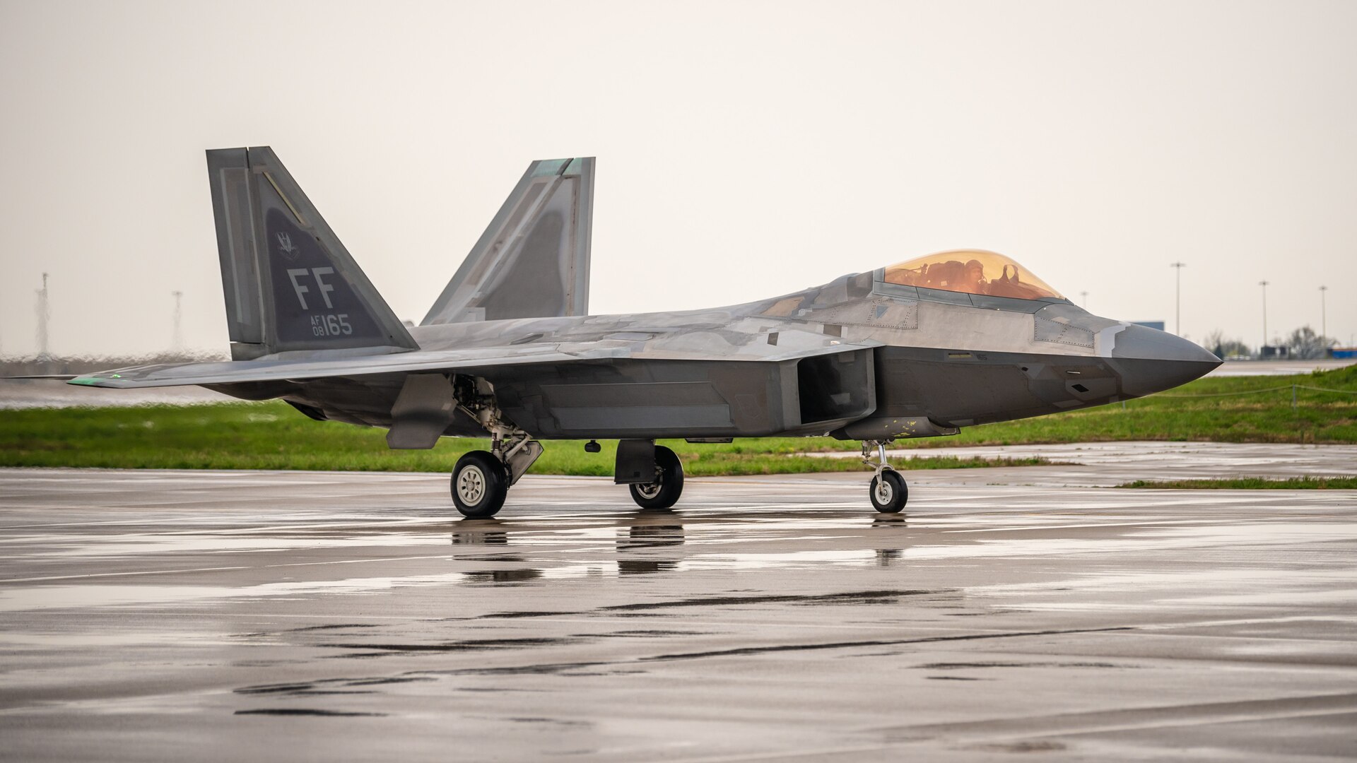 A U.S. Air Force pilot guides his F-22 Raptor to a parking spot on the flight line of the Kentucky Air National Guard Base in Louisville, Ky., April 21, 2022. The two-ship Raptor Demonstration Team
will be among the highlights of this year’s Thunder Over Louisville air show, to be held on the banks of the Ohio River in downtown Louisville on April 23. The event, which celebrates the 75th anniversary of the United States Air Force, is slated to feature more than 30 military and civilian aircraft, including the B-2 Spirit, C-17 Globemaster III, CV-22 Osprey, CH-53 Sea Stallion, F-16 Viper and UH-60 Blackhawk, in addition to eight historic warbirds like the B-24 Liberator, B-29 Superfortress and P-51 Mustang. (U.S. Air National Guard photo by Dale Greer)