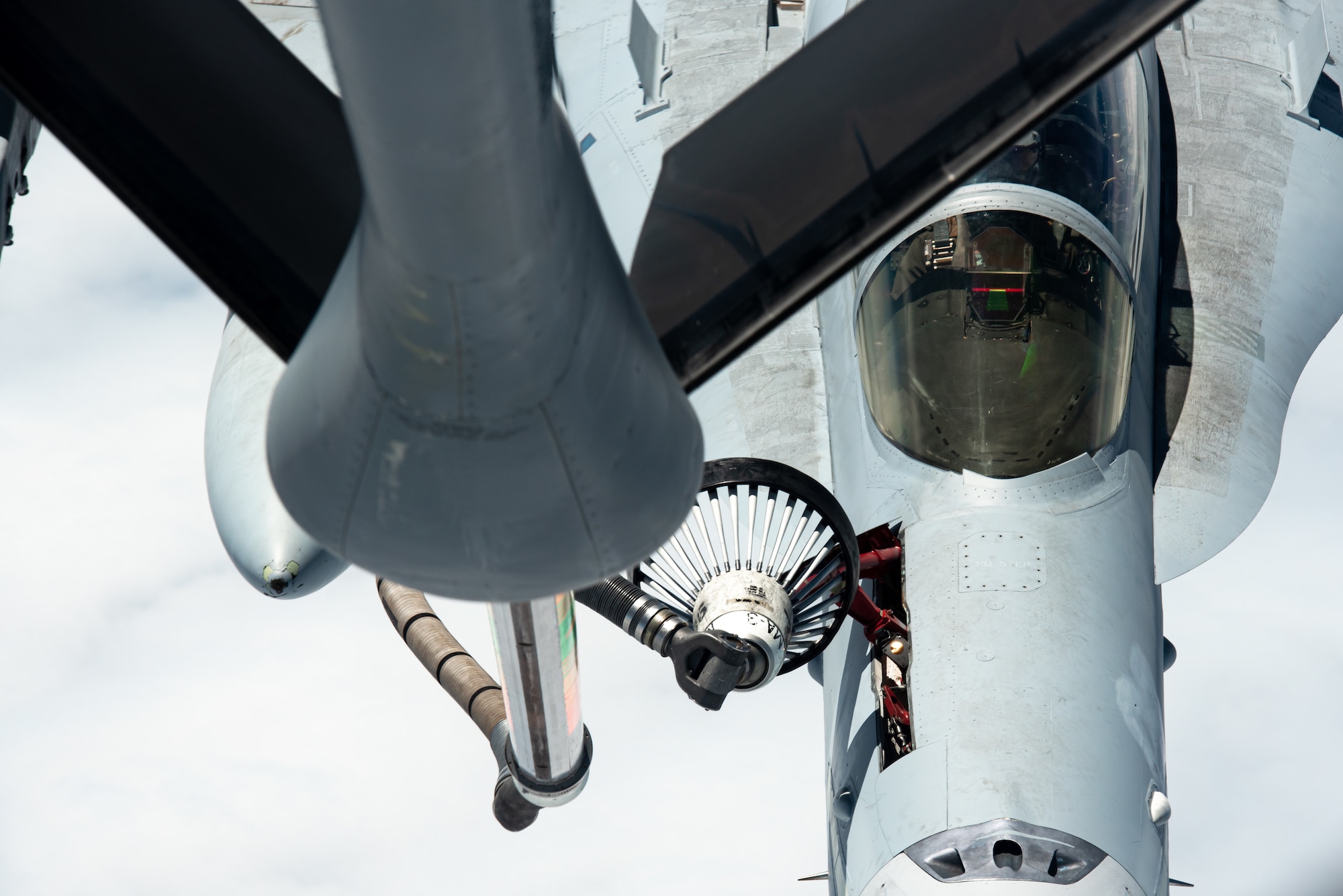 aircraft being refueled mid-flight