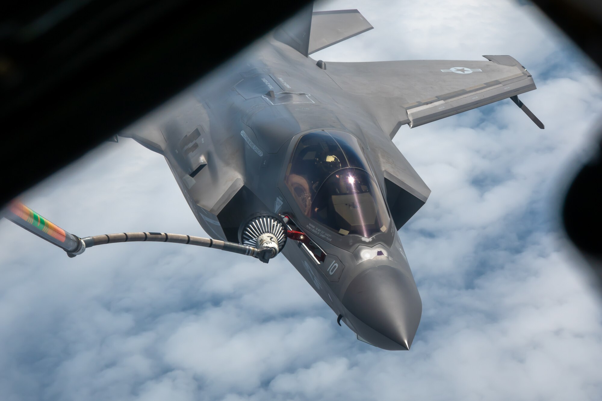 aircraft being refueled mid-flight