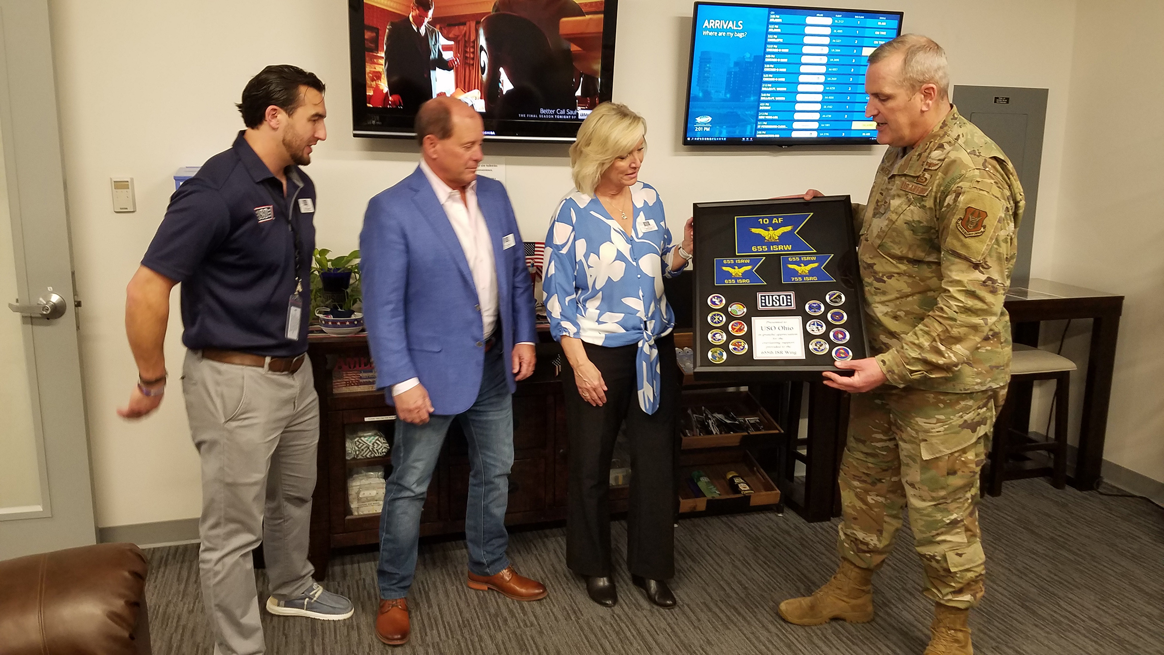 655 ISR Wing commander honors USO Ohio with small token > 445th Airlift ...