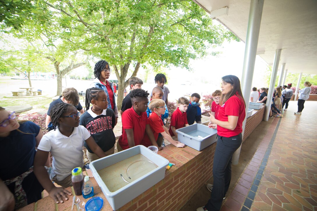 Susan Bailey (right), U.S. Army Engineer Research and Development Center Environmental Laboratory environmental engineer, demonstrates the effects of an oil spill on a body of water to fourth grade students from Bowmar Avenue Elementary School in Vicksburg, Miss., during a April 20, 2022, visit to raise awareness about Earth Day. (U.S. Army Corps of Engineers photo)