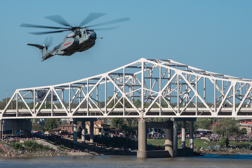 A U.S. Navy CH-53 Sea Stallion from Helicopter Mine Countermeasures Squadron 14 at Naval Air Station Norfolk, Va., performs an aerial demonstration over the Ohio River in downtown Louisville, Ky., April 23, 2022 as part of the Thunder Over Louisville air show. This year’s event celebrated the 75th anniversary of the United States Air Force. (U.S. Air National Guard photo by Dale Greer)
