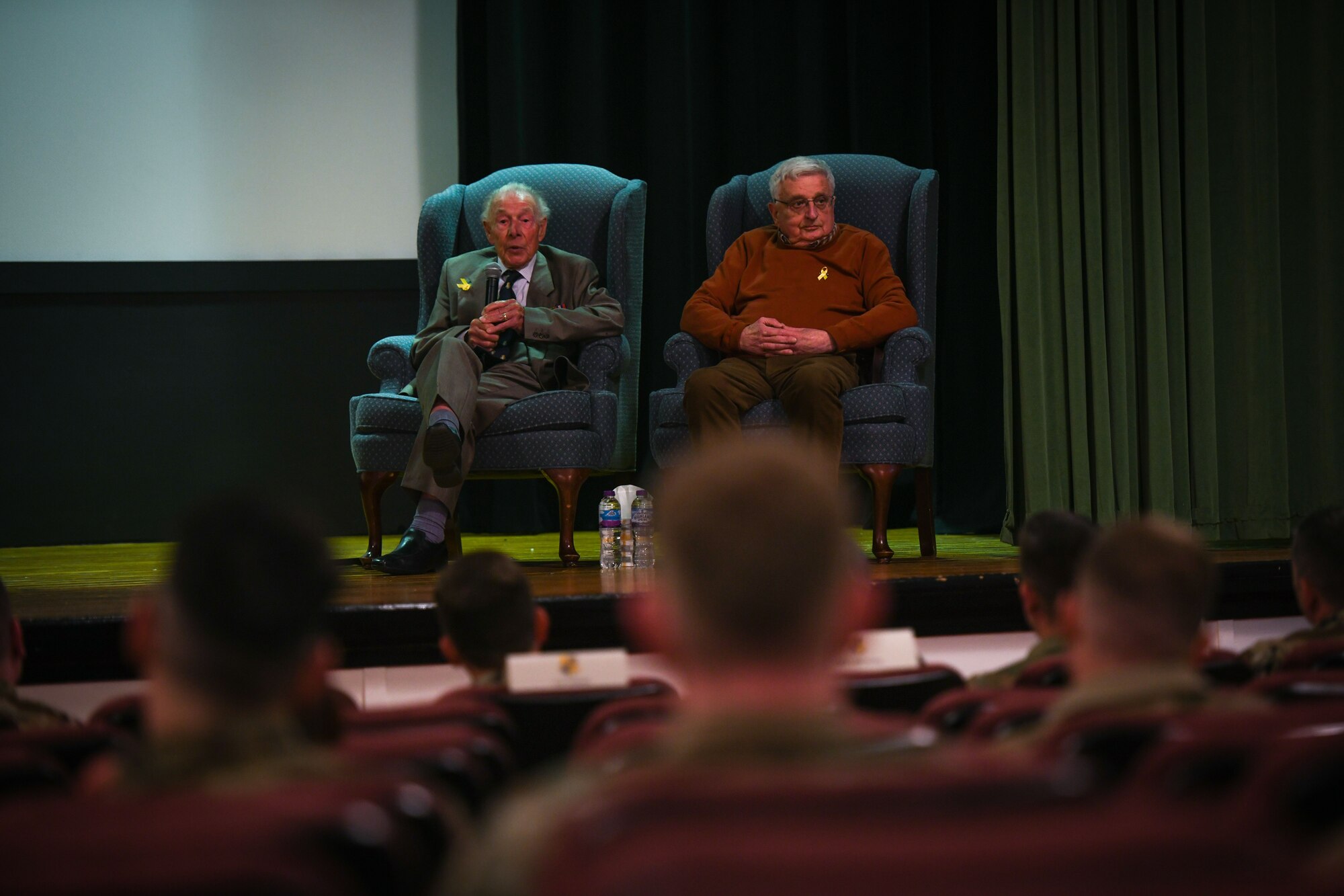 Guest speaker talks with Airmen.