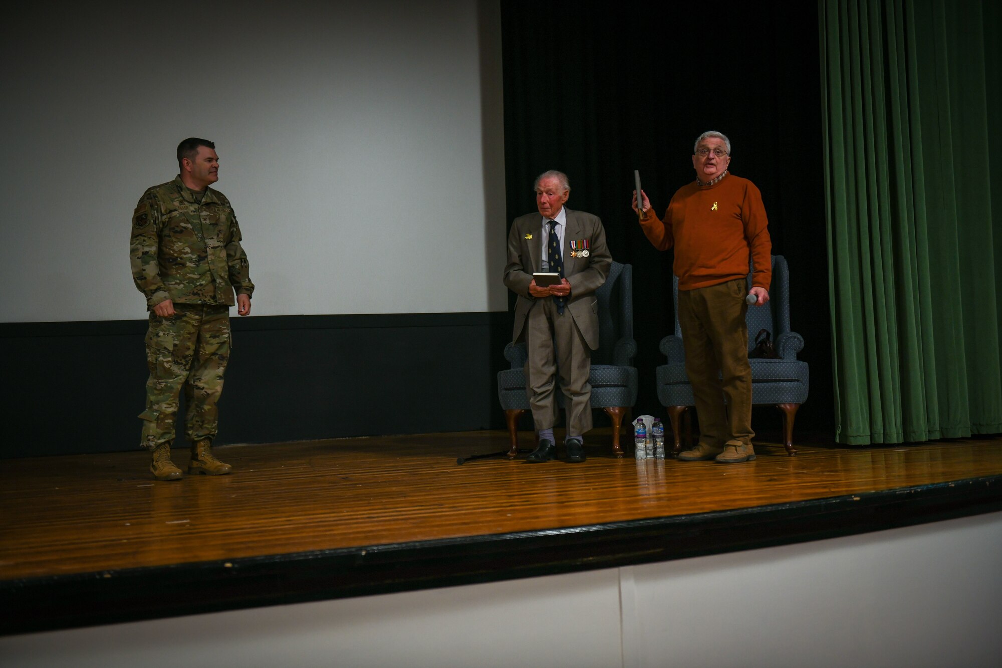 Guest speaks talks to Airmen.