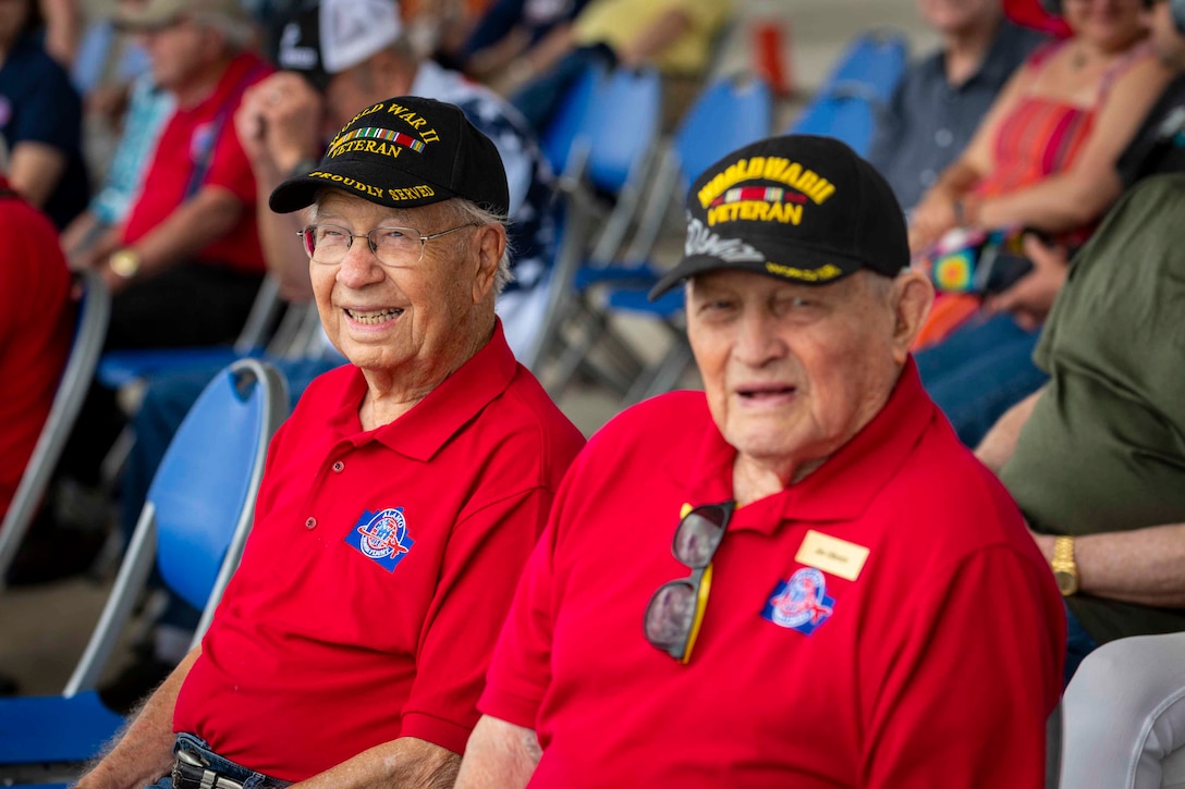 Two veterans pose for a photo.