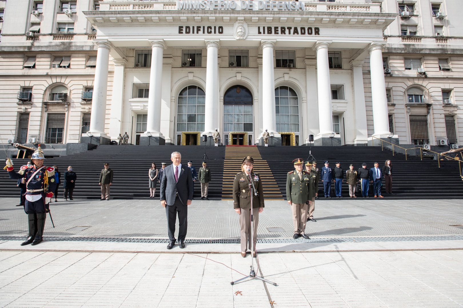 The commander of U.S. Southern Command, Army Gen. Laura Richardson, and Argentine Armed Forces Joint Command Chief Lt. Gen. Juan Martín Paleo, arrive at the Argentine Ministry of Defense.