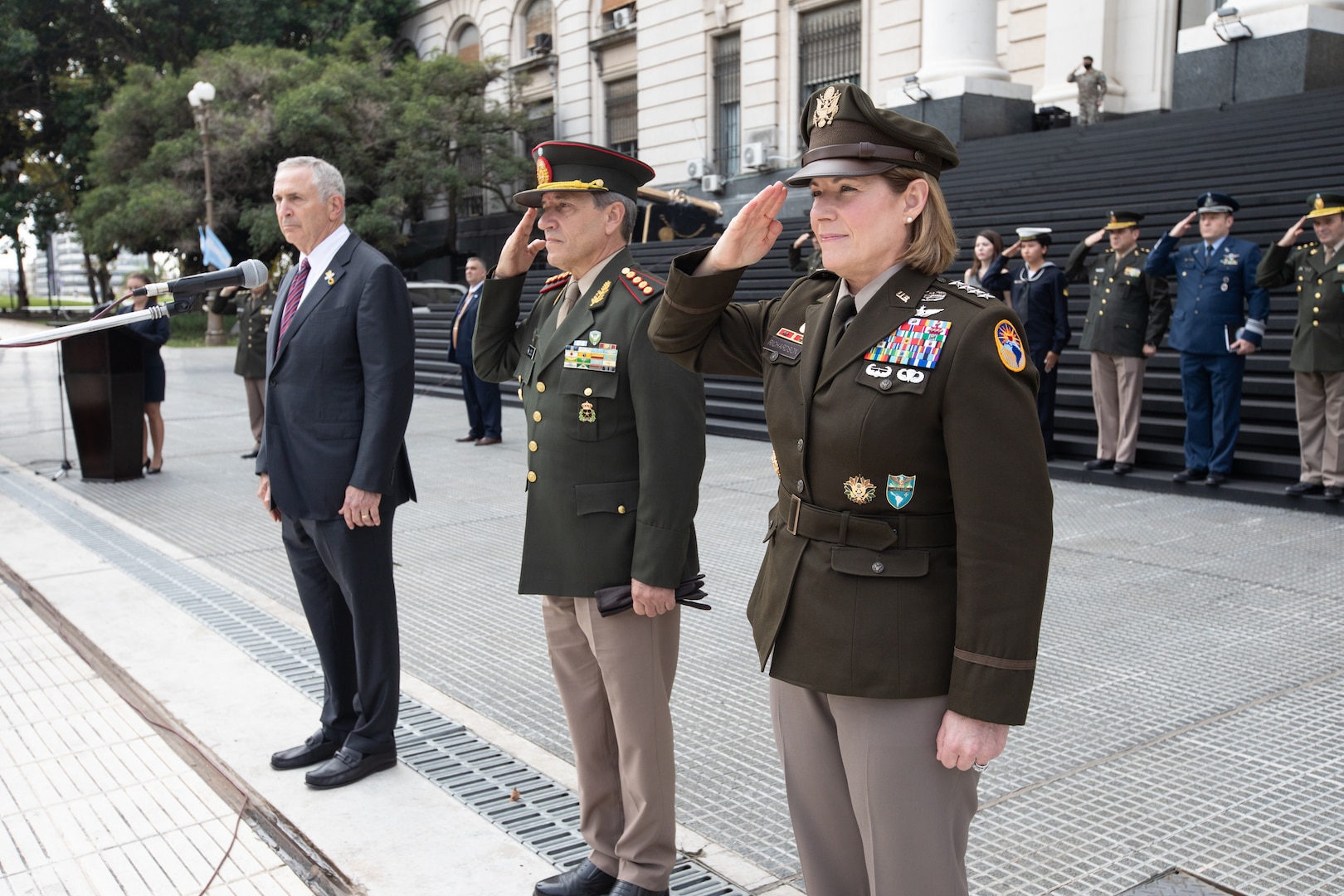 The commander of U.S. Southern Command, Army Gen. Laura Richardson, and Argentine Armed Forces Joint Command Chief Lt. Gen. Juan Martín Paleo, arrive at the Argentine Ministry of Defense.