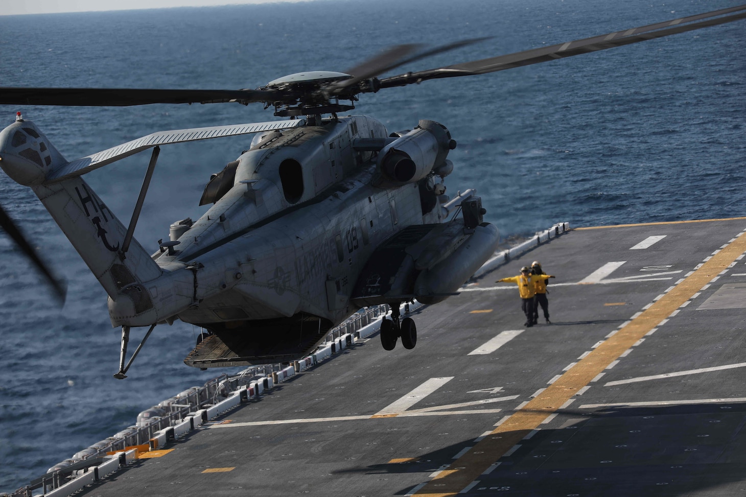 A CH-53 Super Stallion from Marine Heavy Helicopter Squadron (HMH) 366 lands on the flight deck of the amphibious assault ship USS Bataan (LHD 5), April 27, 2022.