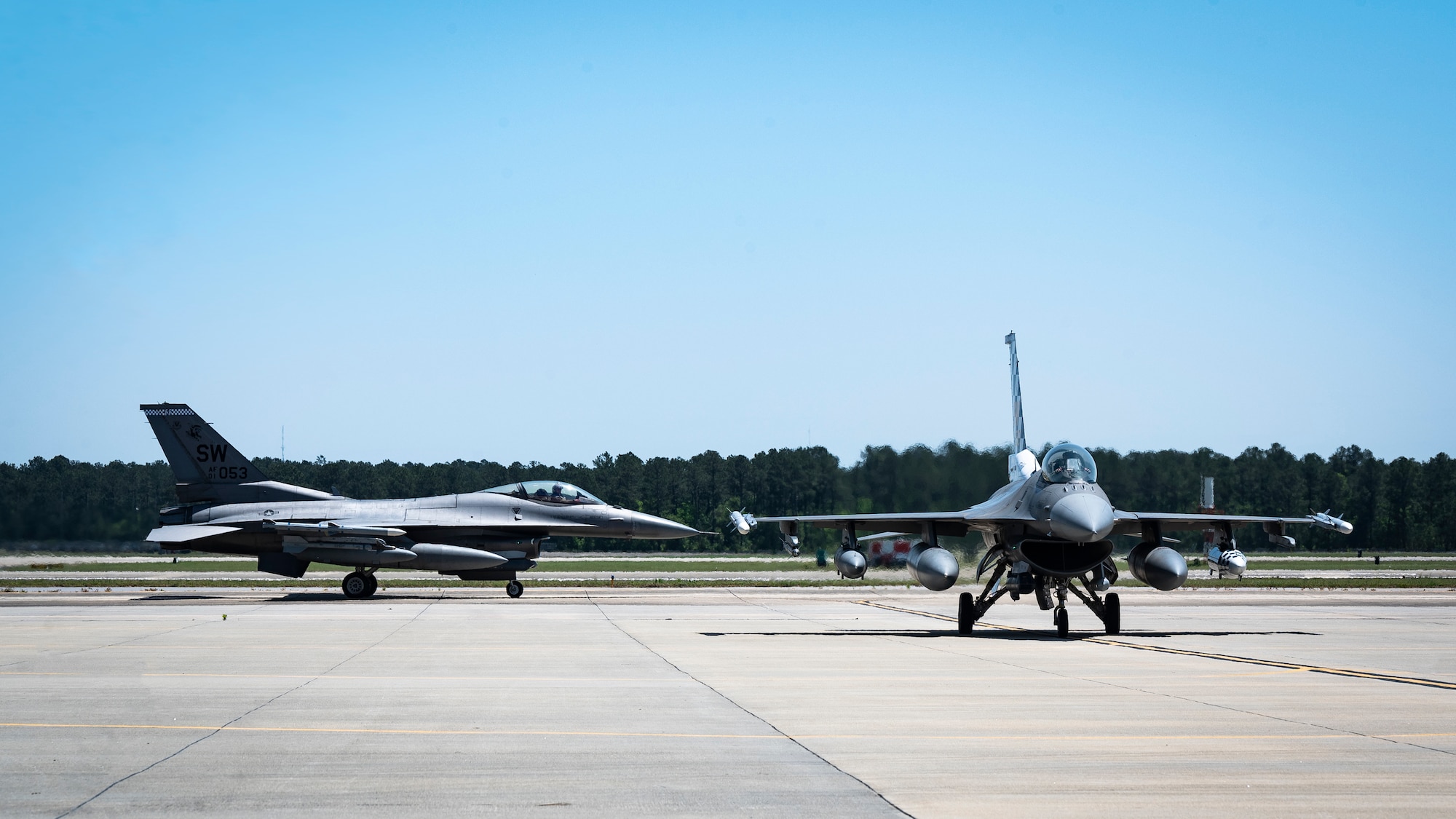 F16 Vipers taxi on the flightline at Shaw AFB