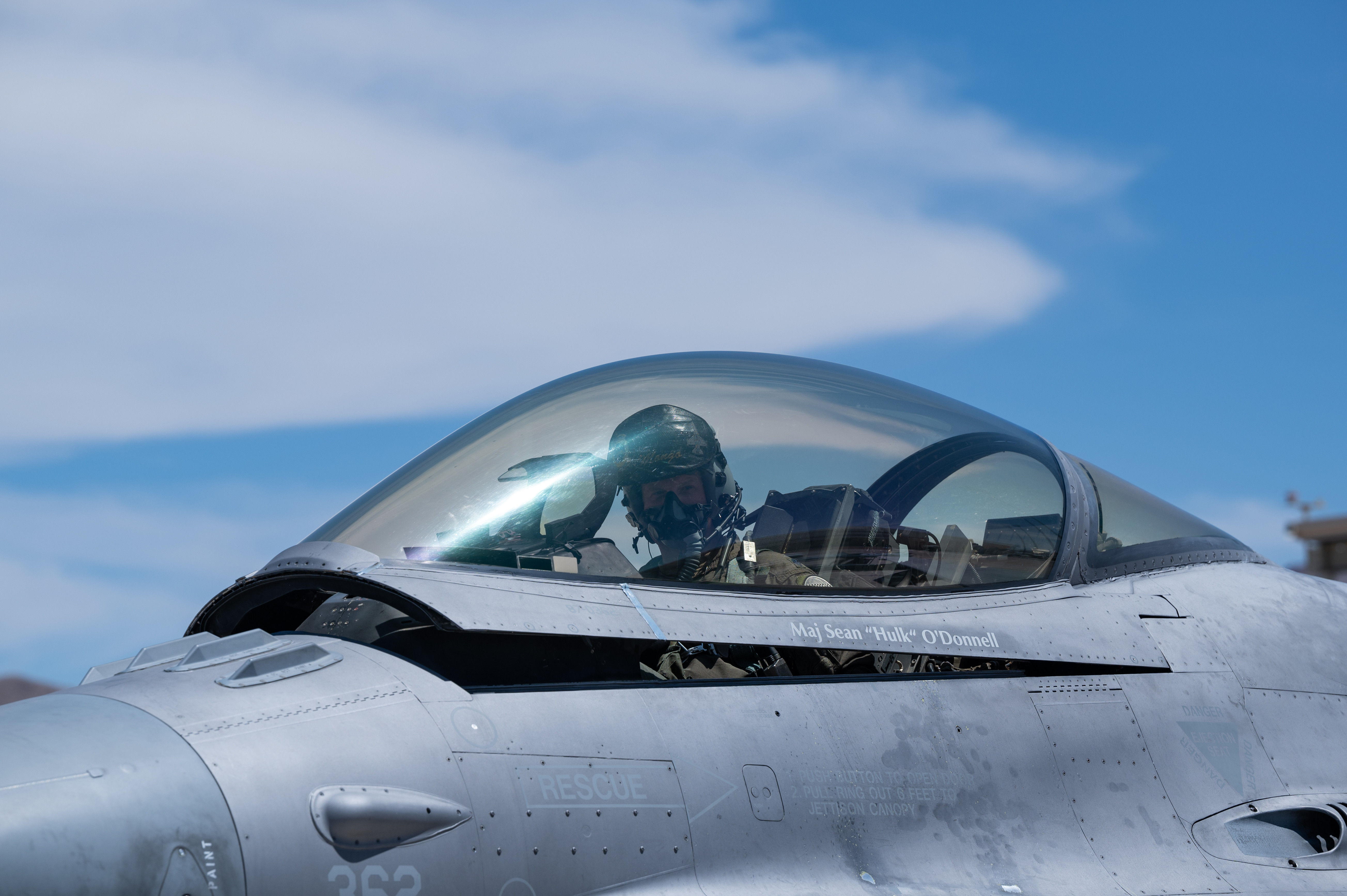 f 16 fighter jet cockpit