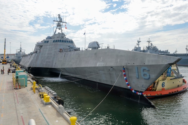 The Independence-variant littoral combat ship USS Tulsa (LCS 16) moors at Naval Base San Diego upon its return from deployment.