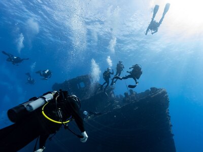 U.S. Navy, Mexico navy, Royal Australian Navy and Royal Canadian Navy divers train on the sunken harbor tug Nashua (YTB 774) during RIMPAC 2022.