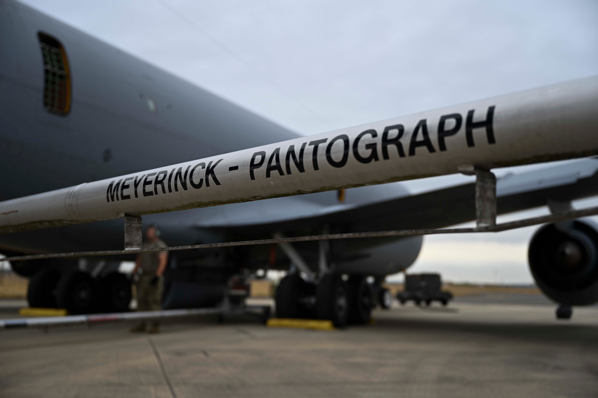 A U.S. Air Force KC-135 Stratotanker aircraft receives fuel on the flightline at Royal Air Force Mildenhall, England, Aug. 1, 2022. The pantograph is a stationary refueling system that connects directly to any U.S. military aircrafts or external tanks for efficient refueling. (U.S. Air Force photo by Airman 1st Class Viviam Chiu).