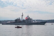 USS Lake Champlain (CG 57) arrives in Seattle for Fleet Week.