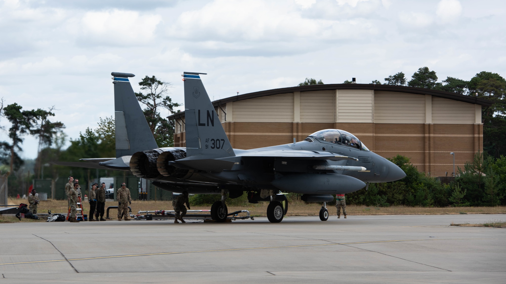 U.S. Air Force Airmen from the 435th Contingency Response Squadron perform hot-pit refueling on a F-15E Strike Eagle assigned to the 492nd Fighter Squadron at Royal Air Force Lakenheath, July 27, 2022. The training taking place gives the U.S. Air Force the ability to employ contingency response teams in support of combat assets in the European and African theaters.(U.S. Air Force photo by Airman Austin Salazar)