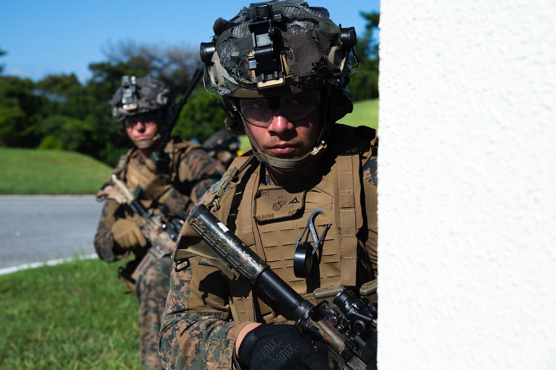 沖縄で展開中の第２海兵第３大隊の海兵隊員がキャンプハンセン訓練場で接近戦闘の訓練を行いました。この訓練は海兵隊員たちが市街地の環境でも迅速に障害物を突破し、奇襲作戦等を遂行するための技術向上のために行われます。