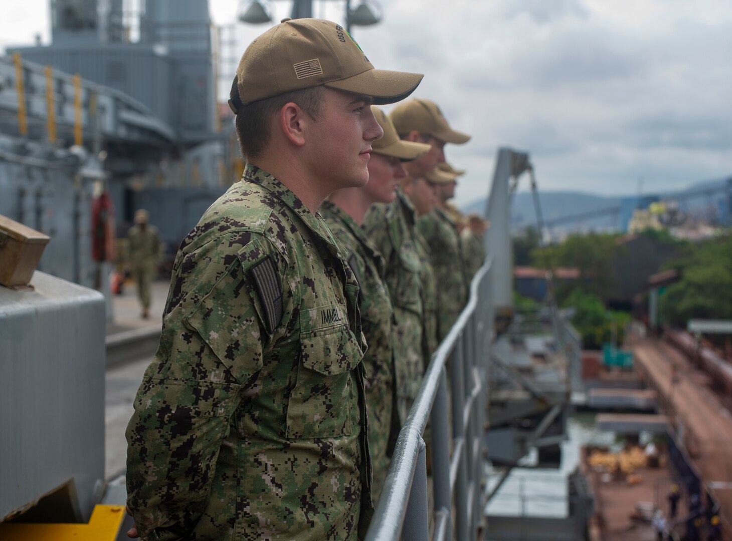 VISAKHAPATNAM, India (Aug. 4, 2022) – Sailors assigned to the Emory S. Land-class submarine tender USS Frank Cable (AS 40) man the rails as the ship departs Visakhapatnam, India, Aug. 4, 2022. Frank Cable is currently on patrol conducting expeditionary maintenance and logistics in the 7th Fleet area of operations in support of a free and open Indo-Pacific. (U.S. Navy photo by Mass Communication Specialist 3rd Class Wendy Arauz)