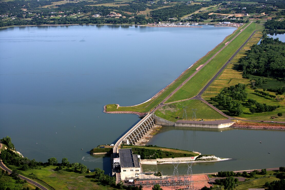 Aerial view of Gavins Point embankment, spillway and powerplant.