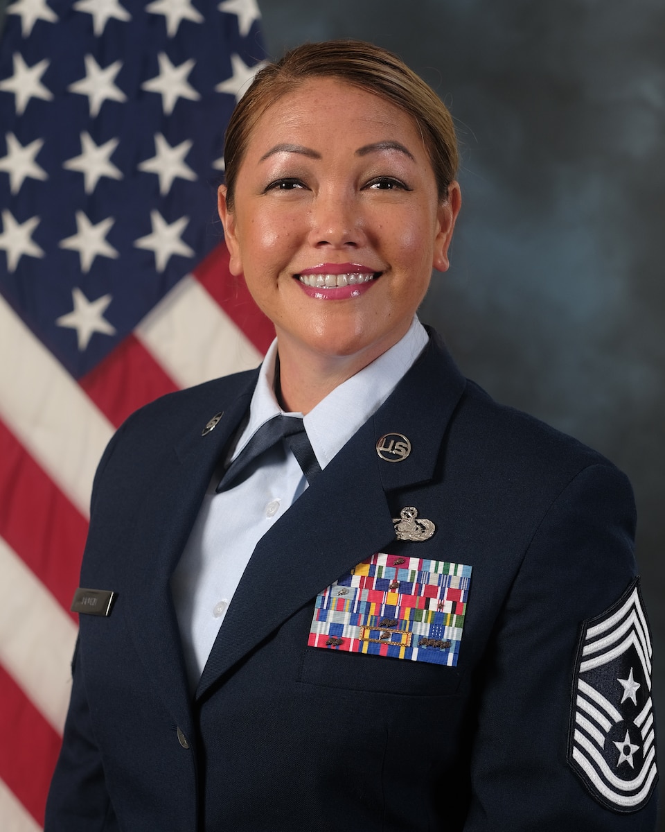 photo of USAF Airmen with U.S. flag in background